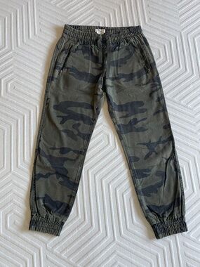Aritzia, TNA Alix pant,  Mid-rise Green Camo cargo jogger pants, Small